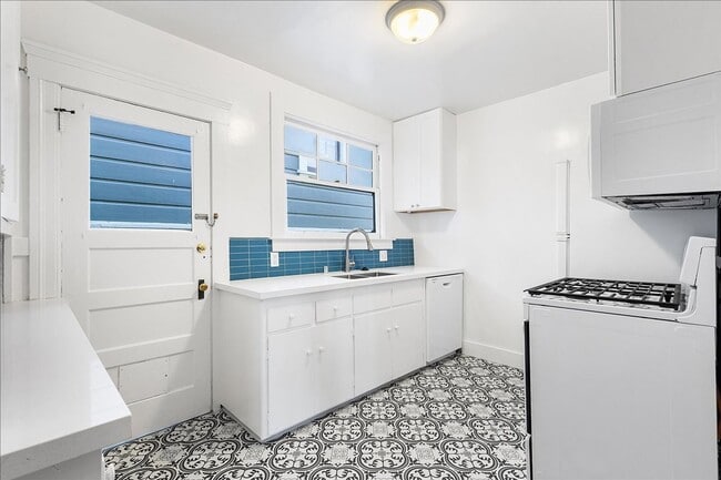 Photo - CLINTON AVE 2134-2138 Unidad 2134