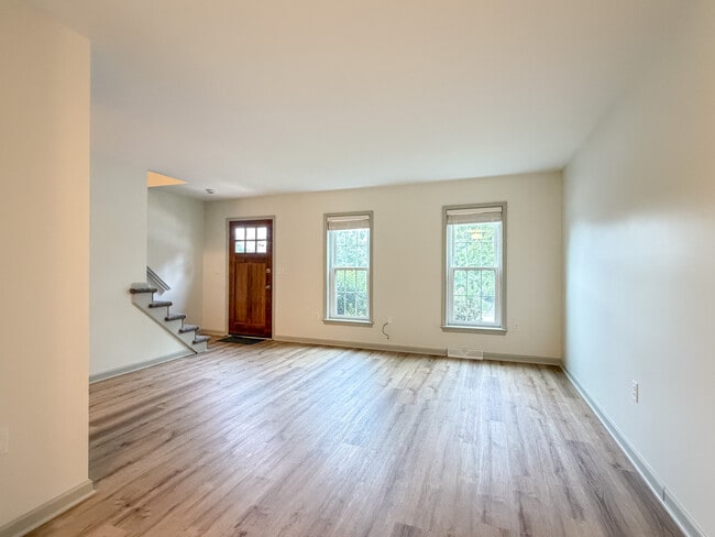 Photo - 425 Deerfield Dr