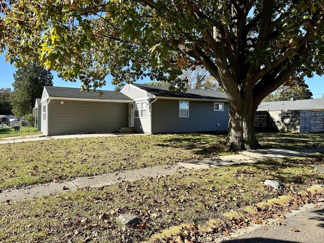 Building Photo - 749 River Rd