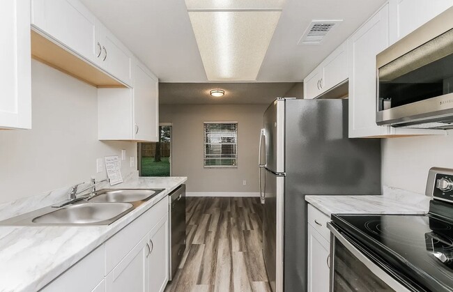 Building Photo - 3684 Woodhill Dr