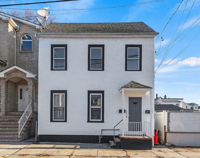 Building Photo - 149 S Park St Unit 2