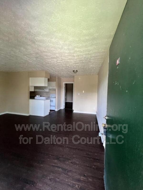 Building Photo - 1972 Cambridge Dr Unit 18