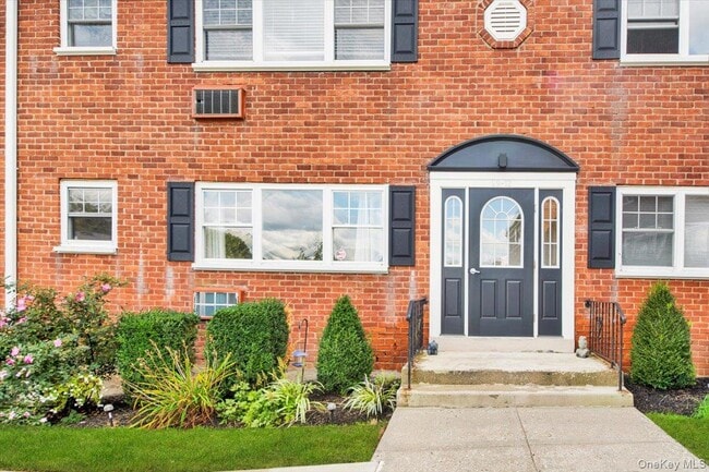 Building Photo - 1879 Crompond Rd Unit G10