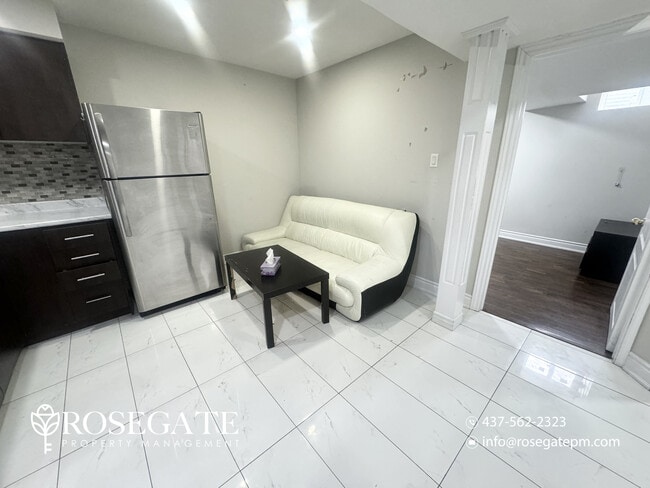 Photo - 2-Bedroom + Den Basement Apartment with Internet & Parking – Brampton Unité 2
