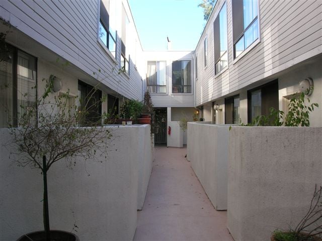 Courtyard - 4222 Tujunga Ave