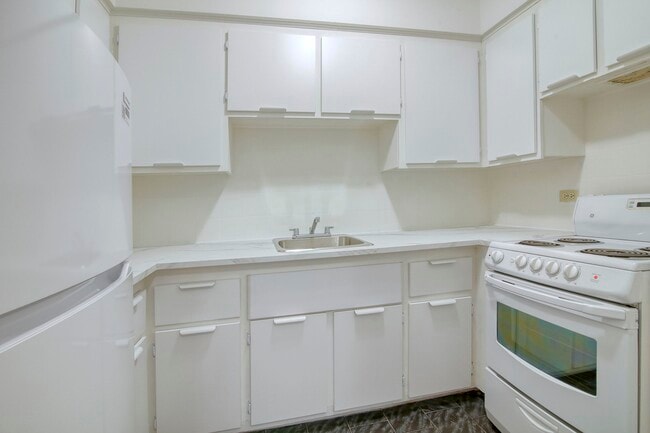 Building Photo - 2400 Av. Van Horne Unit 409