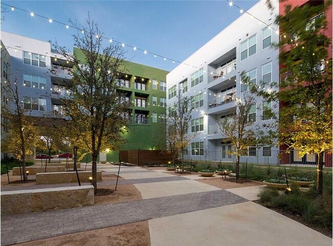 Photo - 1902 1/2 Simond Ave Unit A9-83