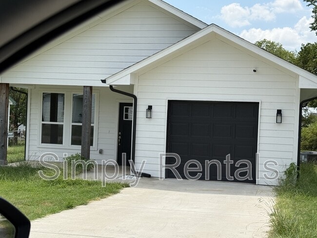 Building Photo - 3907 Cornelia St Rental