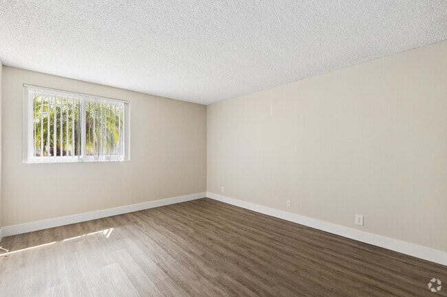 1BR, 1BA - 825SF - Bedroom