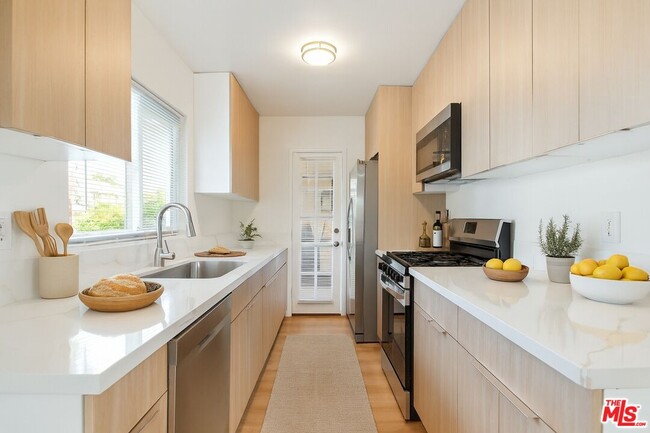 Building Photo - 8440 Willoughby Ave Unit 3