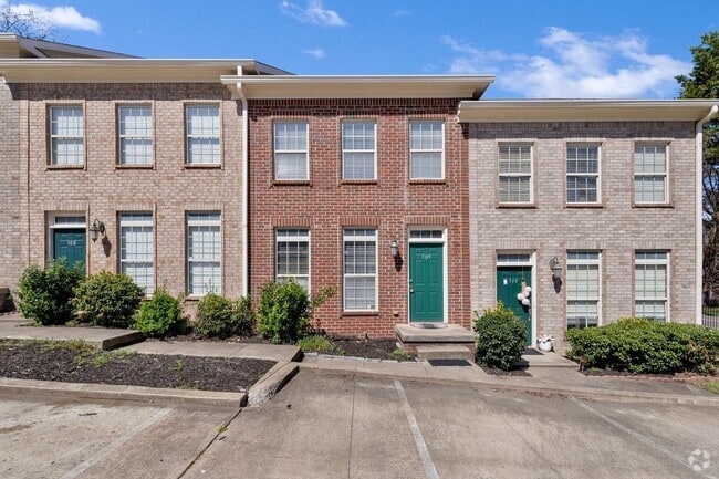 Building Photo - FABULOUS LOCATION!! 2BEDROOM 2 BATH TOWNHO... Rental