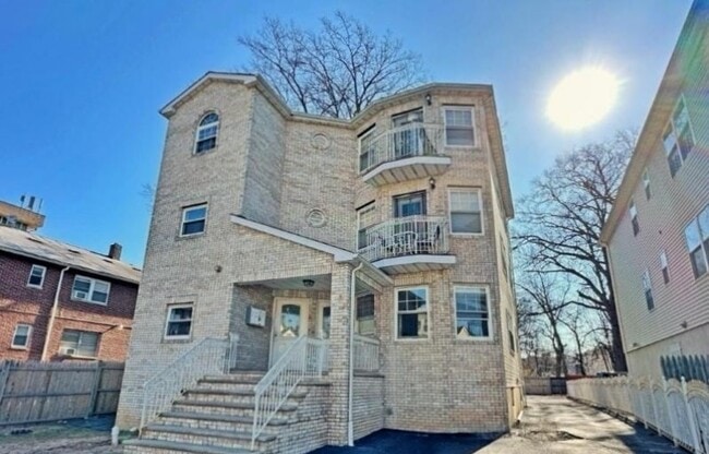 Building Photo - 98 S Burnett St Unit 2