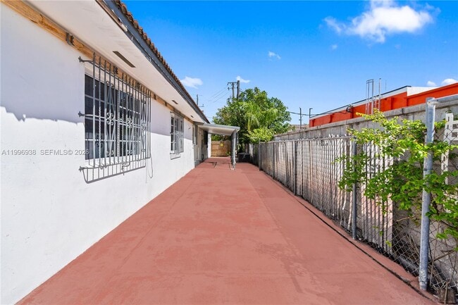 Photo - 361 E 39th St Unidad 1