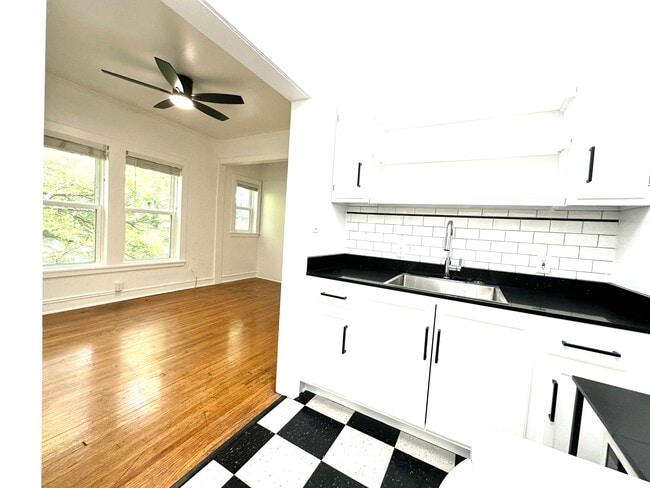 Photo - 1108 S Detroit Ave Michael Unidad 3rd floor 1C