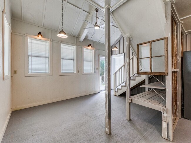 Photo - 1005 Center Cir