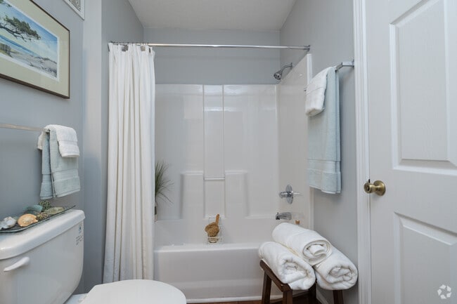 2BR, 2BA - 1,098SF - Bathroom