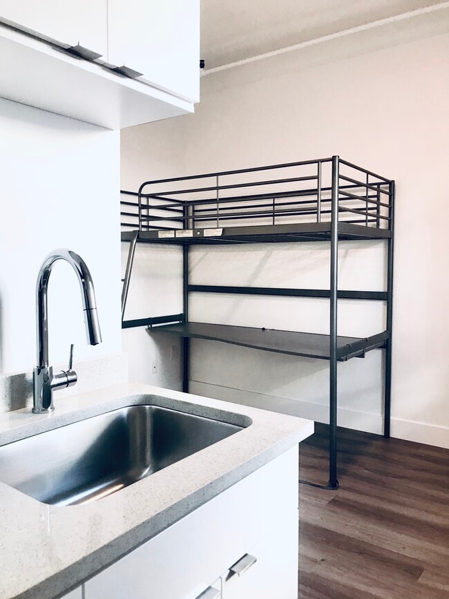 Building Photo - Waldorf Studios Unit 407