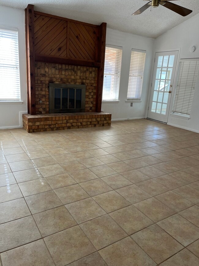 Photo - 5723 64th St