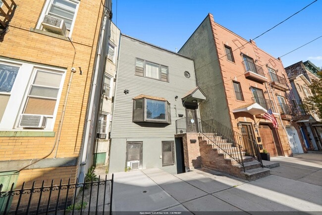 Building Photo - 211 New York Ave Unit 1