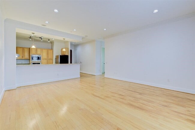 Building Photo - 7134 Mapleridge St Unit 3B