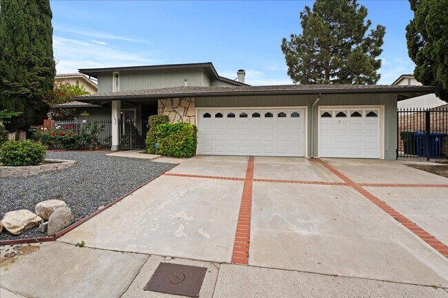 Updated 4-Bedroom with Pool and Bonus Loft... - Updated 4-Bedroom with Pool and Bonus Loft...