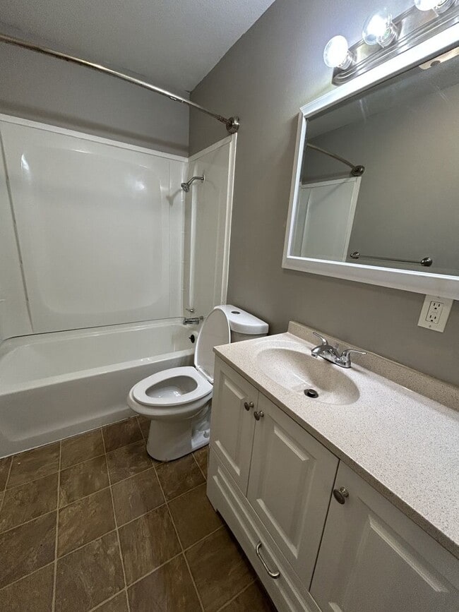 Photo - 1303 E 9th St Unidad 1303 E. 9th - B