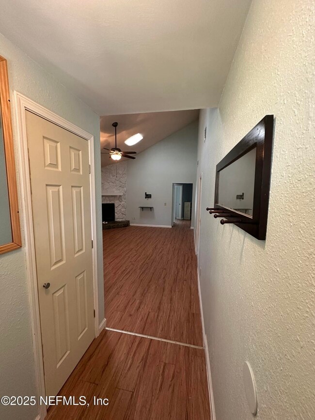 Photo - 1855 Alberta Ct N