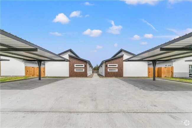 Building Photo - 1300 W Platinum Dr Unit 1 Rental