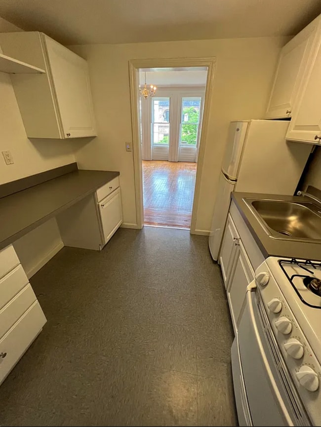 Photo - 121 E 39th St