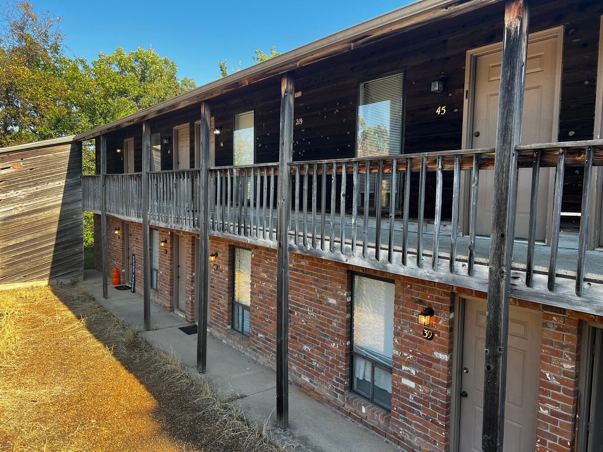 Photo - Lakeside Apartments