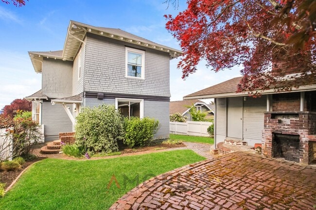 Historic North Slope Charm with Sweeping Sound Views — 4BR/1.5BA - Historic North Slope Charm with Sweeping Sound Views — 4BR/1.5BA Unit A