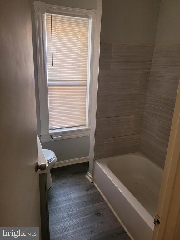 Building Photo - 2449 Barclay St Unit 2