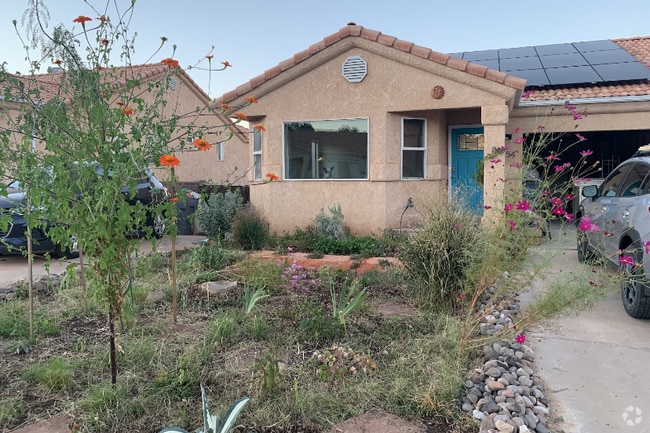 Building Photo - "Charming 2-Bedroom  with Spacious Living ... Unit B Rental