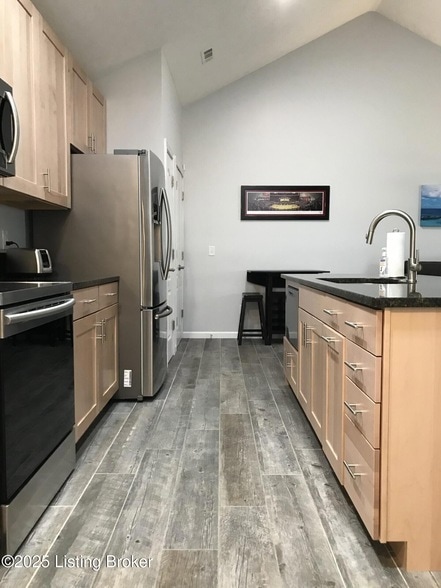 Photo - 620 W Utica St