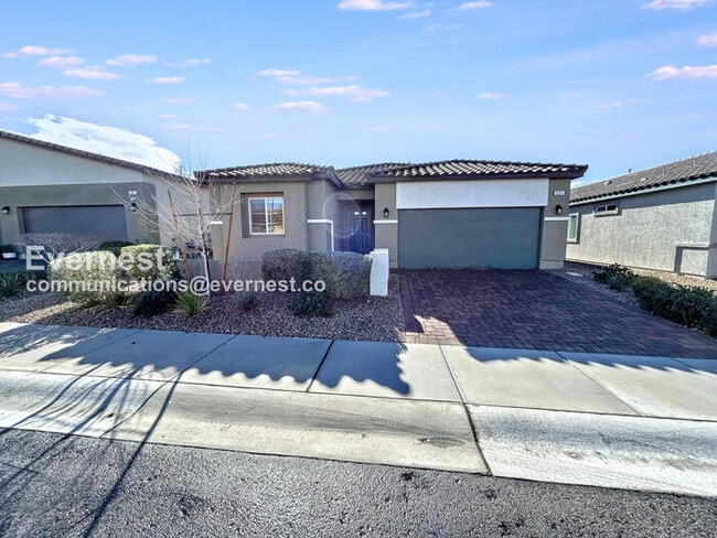 Building Photo - 3 Bed, 2 Bath Home with Fenced Yard & Garage / Available Now!