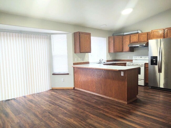 Photo - Spacious House - Brand New Flooring - Available Now!!