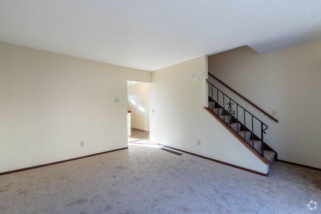 2BR, 1BA - Maumee - 872SF - Living Room