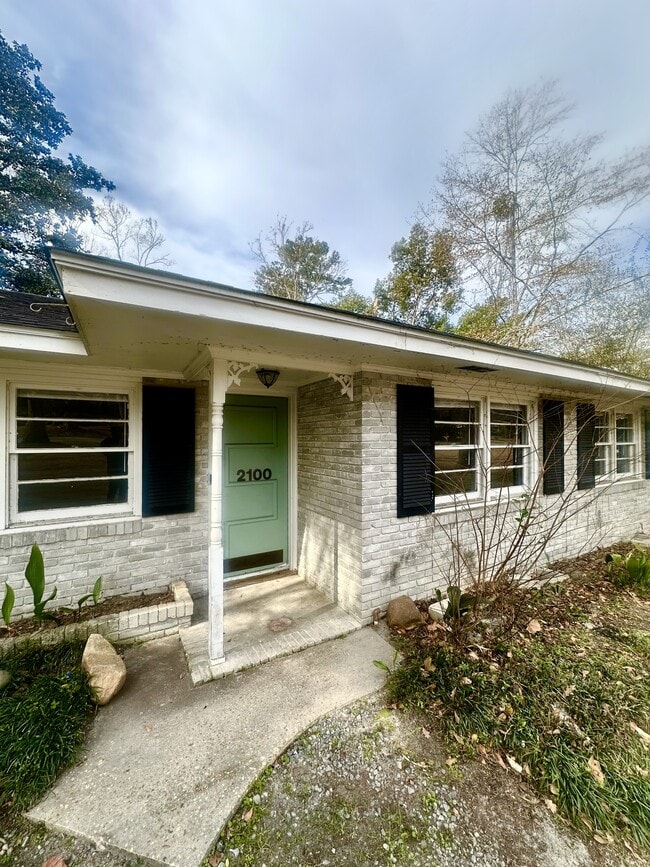 Building Photo - 2100 Park Ln