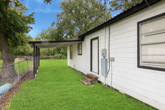 Photo - 406 Bardash St