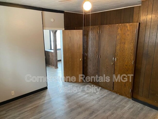 Photo - 261 College St SE