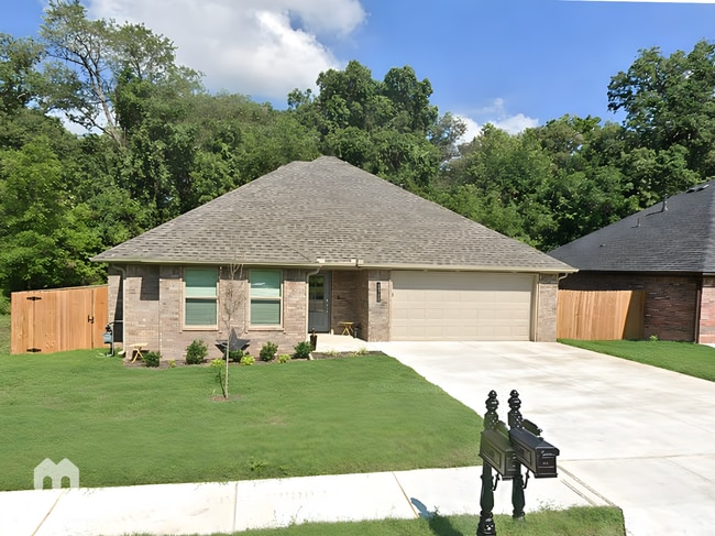 Building Photo - 1311 Valley Dr