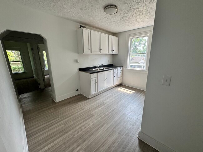 Photo - 2195 E 73rd St Unidad UP