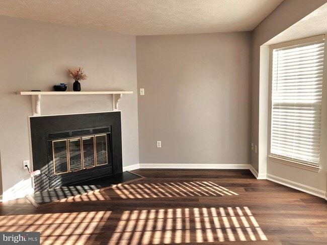 Photo - 557 Cascade Way