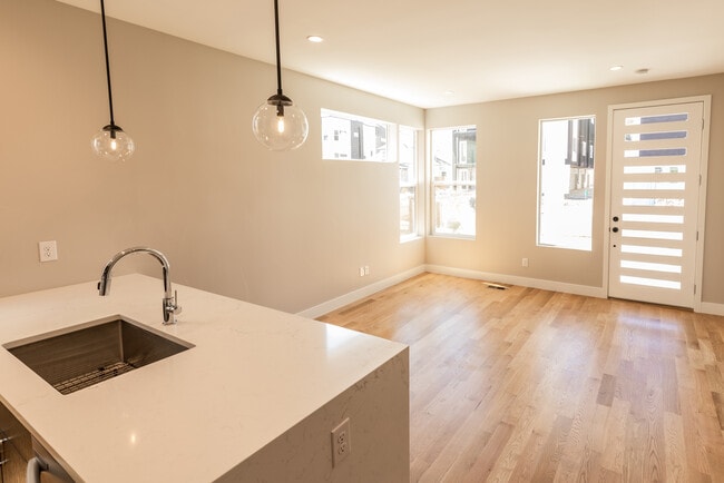 Photo - 1294 Stuart St