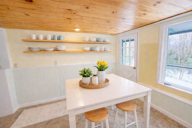 Entry into eat-in kitchen - 111 North Rd Unit 111 North Road B