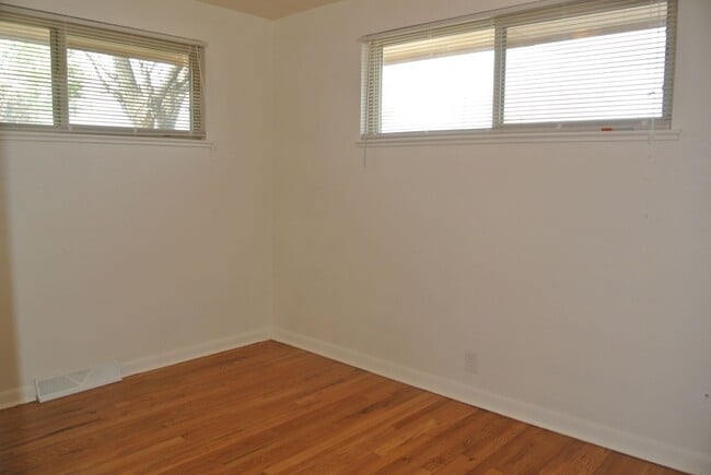 Building Photo - 2 bedroom/1 bathroom