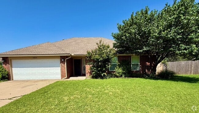 Building Photo - Nice Home Big Yard