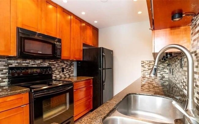 Building Photo - 2321 NW 33rd St Unit 203