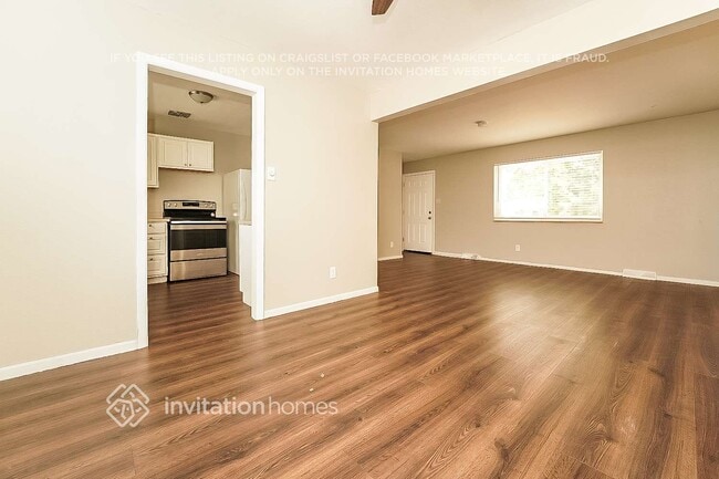 Photo - 402 S Robb Way