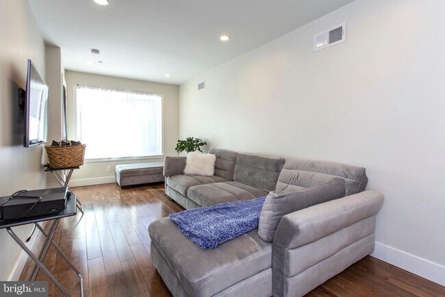 Photo - 2009 Oakford St Unit 1